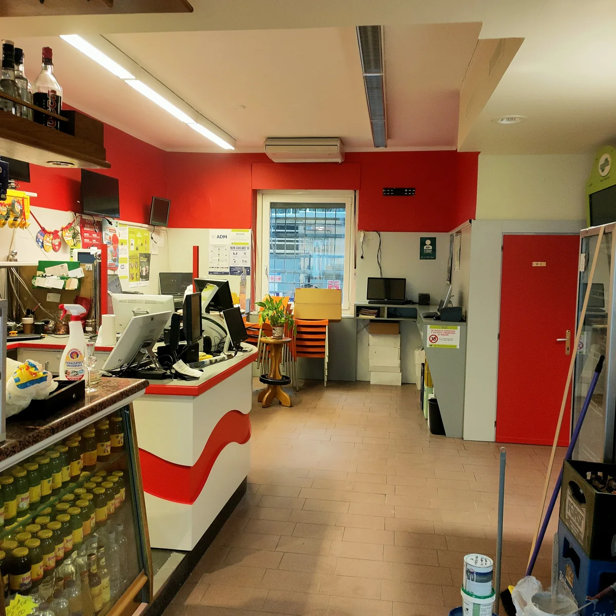 Locale commerciale con pareti rosse e soffitto scuro, dal portfolio di Sandri Kalaci