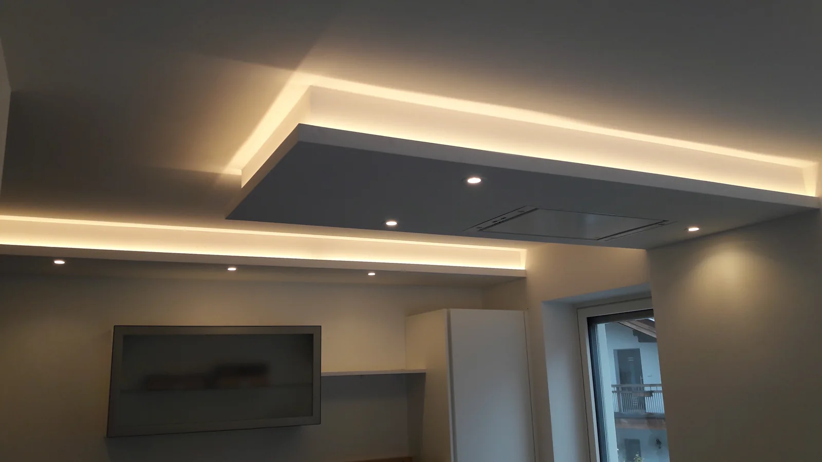 Interno tinteggiato con controsoffitto e illuminazione integrata, dal portfolio di Sandri Kalaci